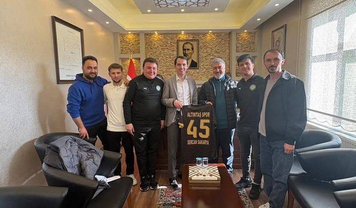 ALTINTAŞSPOR KULÜBÜ YÖNETİCİ VE FUTBOLCULARI KAYMAKAMI ZİYARET ETTİ