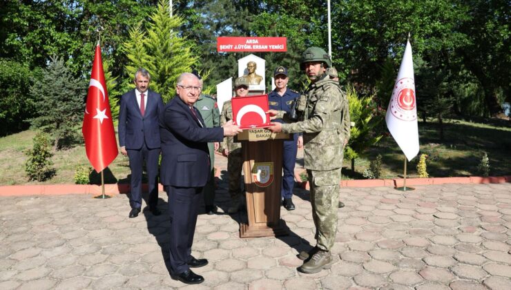 Milli Savunma Bakanı Yaşar Güler’den Sınırda Bayramlaşma: Cumhurbaşkanı Erdoğan Mehmetçiğe Telefonla Hitap Etti
